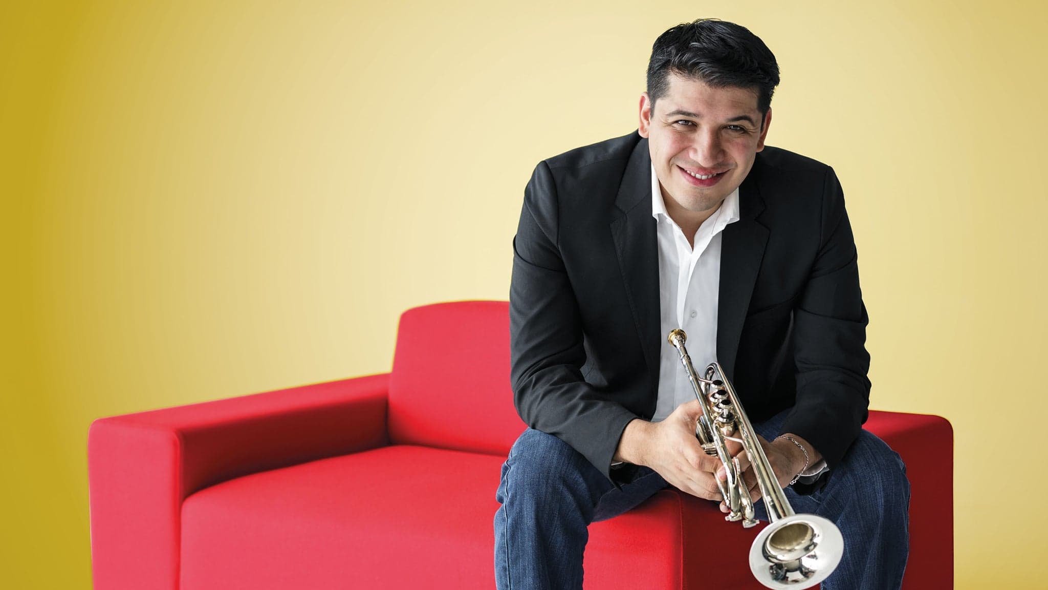 Flores Performs Márquez